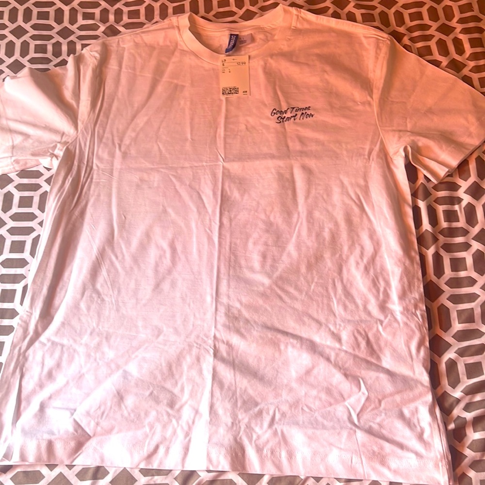 White tee shirt with design